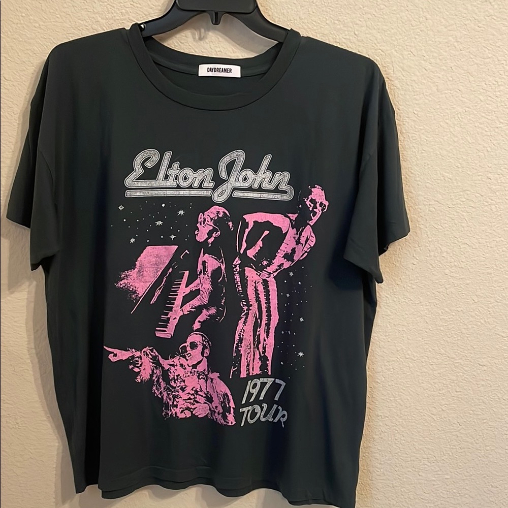 Daydreamer Elton John T shirt. NEW w/ o tags . Large
